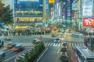 Tokyo, Japonya - 20 Kasım 2016: yayalar çapraz Shibuya Crossing Tokyo, Japonya'da gün yağmur.