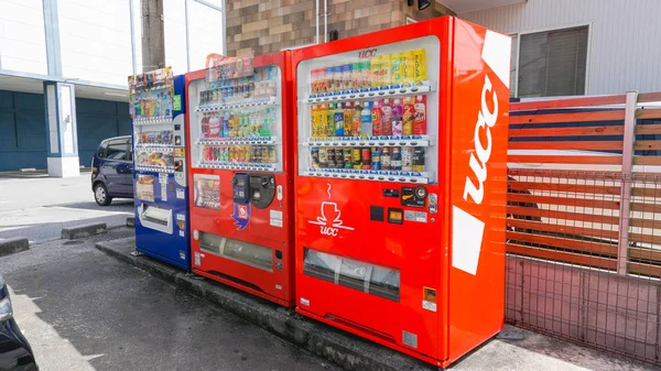 Okinawa, japan - 19. april 2017automaten in okinawa. Japan hat mit etwa einem bis dreiundzwanzig Personen die höchste Anzahl an Automaten pro Kopf der Welt. — Stockfoto