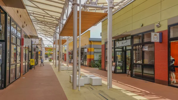 Okinawa, japan - 22. april 2017: ashibina outlet mall in okinawa, japan. ashibina ist okinawas erste Outlet-Mall überhaupt, mit 70 Weltmarken an einem Standort. — Stockfoto