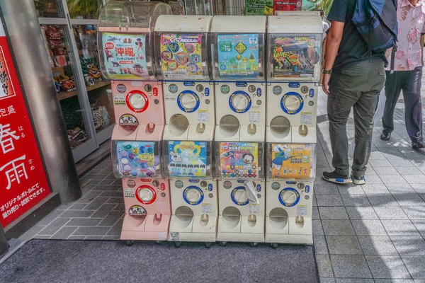 Okinawa, Japonia - 22 kwietnia 2017 r.: Kapsułki zabawka automat lub Gashapon w języku japońskim. — Zdjęcie stockowe