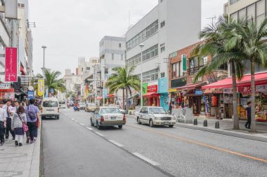 Okinawa, Japan - 19 Nisan 2017: Kokusai dori, ana caddenin Naha City, Okinawa, Japan