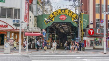 Okinawa, Japan - 19 Nisan 2017: Naha, Okinawa, Japan Kokusai Street Heiwadori Caddesi. Birçok yiyecek ve Hediyelik eşya dükkanları vardır.