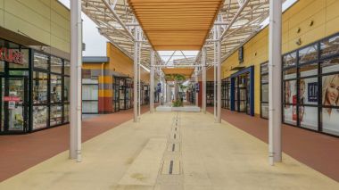 Okinawa, Japan - 20 Nisan 2017: Ashibina outlet alışveriş merkezi. Ashibina outlet alışveriş merkezi ilk Okinawa olduğunu hiç outlet alışveriş merkezi, tek bir yerde toplanmış 70 dünya markaları ile .