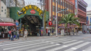 Okinawa, Japan - 19 Nisan 2017: Naha, Okinawa, Japan Kokusai Street Heiwadori Caddesi. Birçok yiyecek ve Hediyelik eşya dükkanları vardır.