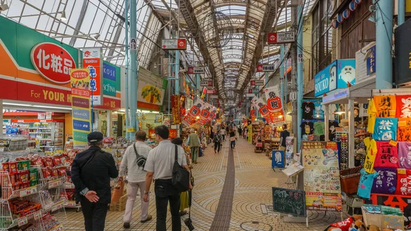 Okinawa, Japán - 2017. április 19.: Heiwadori utca Kokusai Street, Naha, Okinava, Japán. Számos élelmiszer- és szuvenír boltok. — Stock Fotó