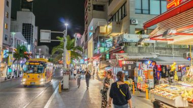 Okinawa, Japan - 20 Nisan 2017: Kokusai dori, gece ana cadde Naha City, Okinawa, Japan .