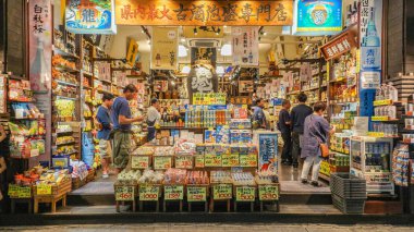 Okinawa, Japan - 20 Nisan 2017: Kokusai dori, gece ana cadde Naha City, Okinawa, Japan .