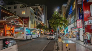 Okinawa, Japan - 20 Nisan 2017: Kokusai dori, gece ana cadde Naha City, Okinawa, Japan .