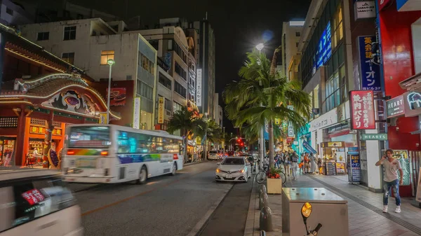 Okinawa, Japan - 20 April 2017: Kokusai dori, de belangrijkste straat in de nacht in Naha City, Okinawa, Japan . — Stockfoto