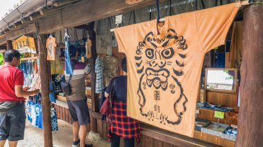 Okinawa, Japan - 20 Nisan 2017: İngiltere Köyü Okinawa dünyada bir dükkan. Okinawa Okinawa İli'nın önde gelen eğlence parkı ve yerel sunar 