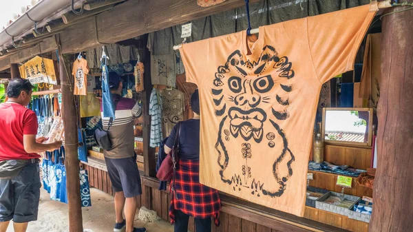 Okinawa, japan - 20. april 2017: ein shop im königsdorf okinawa world. okinawa world ist der führende themenpark der präfektur okinawa und präsentiert die lokale — Stockfoto