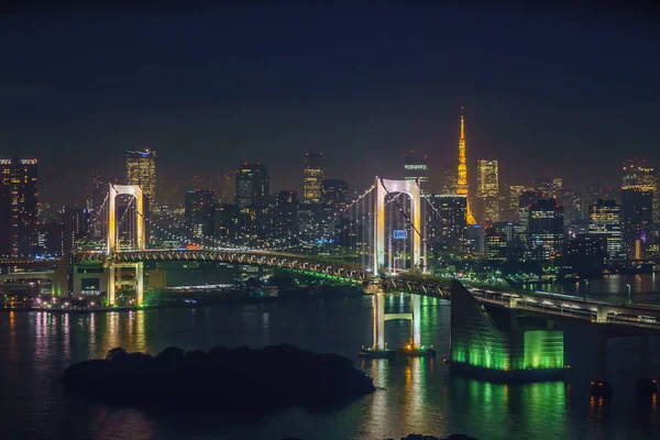 일본 도쿄에서에서 도쿄 타워와 레인 보우 브리지. — 스톡 사진