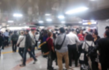  Bir satırda bekleyen yolcuların soyut bulanıklık 