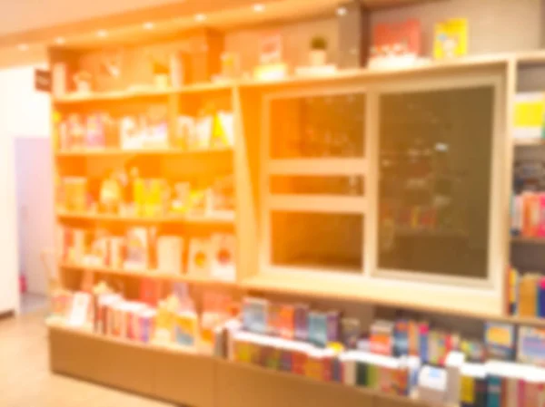 Размытое изображение книжного магазина. с солнечным светом — стоковое фото