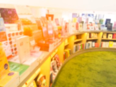 Bir kitapçı görüntü bulanık. güneş ışığı ile 