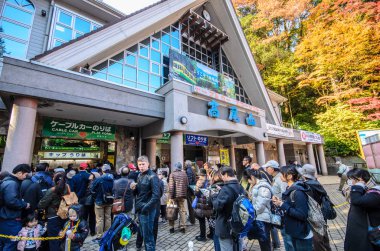 Tokyo, Japonya - 18 Kasım 2016: Kiyotaki Station.The teleferik Kiyotaki İstasyonu'ndan Takaosan İstasyonu'na yaklaşık 6 dakika 271 metrelik bir yolculuk üzerinde tırmanma çalışır. 