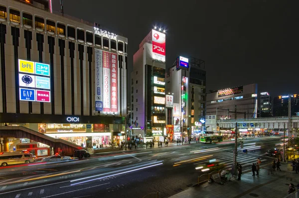 Tokyo, Japan - 19 November 2016: Voetgangers overvolle kruising op station Ueno in Tokio — Stockfoto