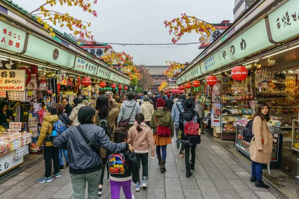 Tokyo, Japan - 19 November 2016: Nakamise street är den berömda gata marknaden i Asakusa distrikt Tokyo, Japan . — Stockfoto