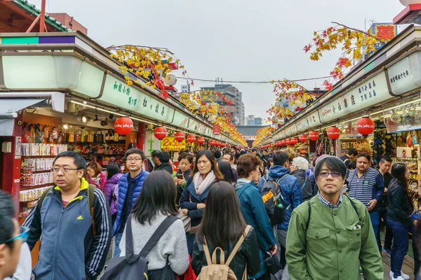 Tokyo, Japonya - 19 Kasım 2016: Nakamise sokak Asakusa bölge Tokyo, Japonya'nın ünlü sokak pazarı olduğunu .