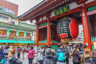 Tokyo, Japonya - 19 Kasım 2016: Tokyo, Japonya alanında Asakusa Sensoji Tapınağı/tapınak kapısı'nın açık .