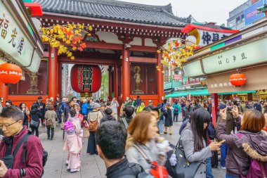 Tokyo, Japonya - 19 Kasım 2016: Tokyo, Japonya alanında Asakusa Sensoji Tapınağı/tapınak kapısı'nın açık .