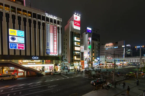 東京, 日本 - 2016 年 11 月 19 日: の歩行者の混雑で、東京上野駅交差点 — ストック写真