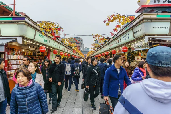 Tokyo, Japan - 19 November 2016: Nakamise street är den berömda gata marknaden i Asakusa distrikt Tokyo, Japan . — Stockfoto