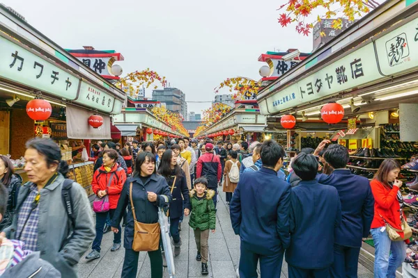 Tokyo, Japonya - 19 Kasım 2016: Nakamise sokak Asakusa bölge Tokyo, Japonya'nın ünlü sokak pazarı olduğunu .