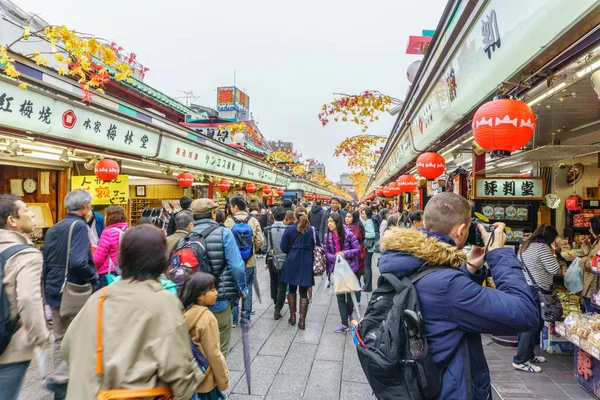 Tokyo, Giappone - 19 novembre 2016: Nakamise street è il famoso mercato di Asakusa District Tokyo, Giappone  . — Foto Stock