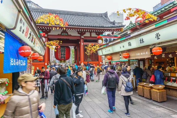 Tokyo, Japonya - 19 Kasım 2016: Tokyo, Japonya alanında Asakusa Sensoji Tapınağı/tapınak kapısı'nın açık .