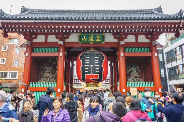 Tokio, Japan - 19. November 2016: Vorderseite des Sensoji-Tempels / Schreintores im Asakusa-Gebiet in Tokio, Japan . — Stockfoto
