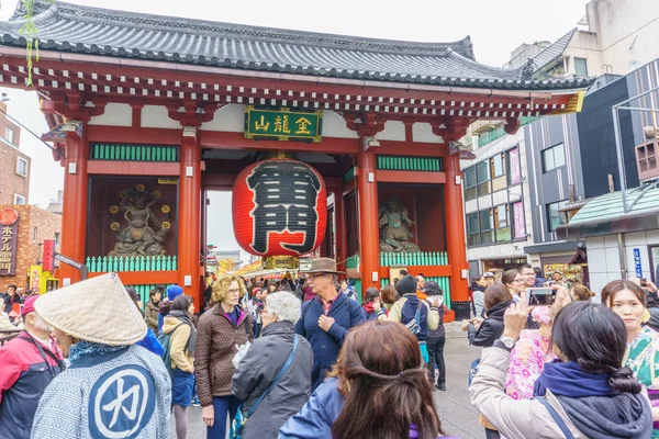Tokyo, Japonya - 19 Kasım 2016: Tokyo, Japonya alanında Asakusa Sensoji Tapınağı/tapınak kapısı'nın açık .