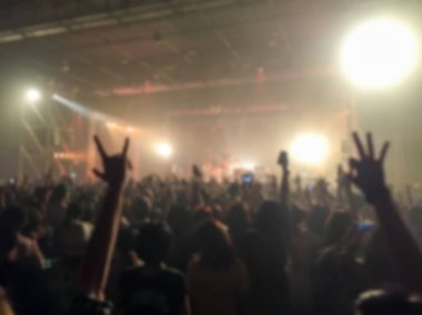 Soyut bir konser ile eğleniyor ellerini bulanık .