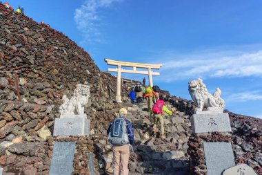 Fuji Dağı, Yamanashi, Japan - 25 Temmuz 2017: Torii Fuji dağın zirvesinde. Fuji Japonya'nın en yüksek Dağı'nda 3,776 m, Japonya'nın sembolü olduğunu