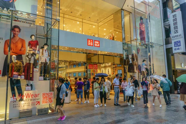 Tokyo, Japan - 26 juli 2017: Uniqlo huvudkontor affär i distrikt Ginza, Tokyo, Japan. Uniqlo Co., Ltd. är en japansk fritidskläder designer, tillverkare och återförsäljare. — Stockfoto