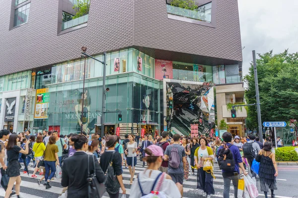도쿄, 일본-7 월 26 일, 2017: 구 일본 도쿄, 하라주쿠에서에서 오모테산도 큐 플라자. 일본의 문화와 패션의 센터 중 하나 — 스톡 사진