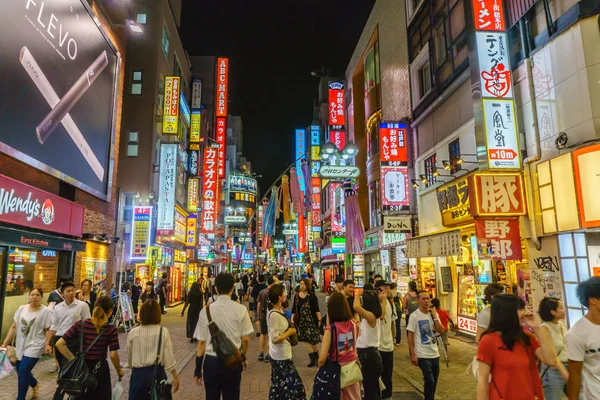 TOKYO , JAPAN - July 26, 2017 : shibuya shopping street district in Tokyo, Japan. Shibuya is known as one of the fashion centers of Japan for young people, and as a major nightlife area. — Stock Photo, Image