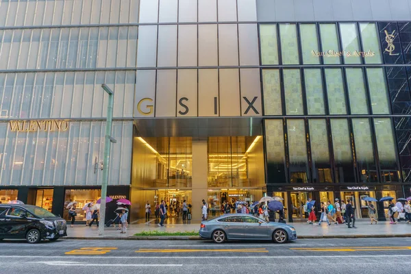 Tokyo, Japan - 26 juli 2017: Ginza sex komplex (Gsix). det nya varuhuset, som kommer att öppnas i Giza-distriktet i Tokyo, Japan — Stockfoto