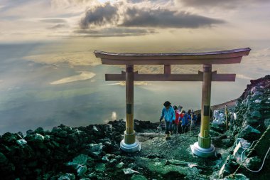 Fuji Dağı, Yamanashi, Japan - 25 Temmuz 2017: Torii Fuji dağın zirvesinde. Fuji Japonya'nın en yüksek Dağı'nda 3,776 m, Japonya'nın sembolü olduğunu .