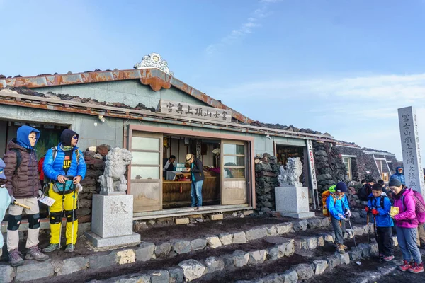 Hora Fudži, Yamanashi, Japonsko - 25 července 2017: Podat dům a malé obchody na vrcholu hory Fudži. Fuji je nejvyšší horou v Japonsku 3776 m, symbol Japonska — Stock fotografie