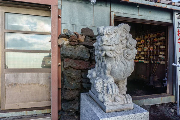 Komainu leone-cane statua custode del santuario shintoista di Kusushi sulla cima del Monte Fuji — Foto Stock