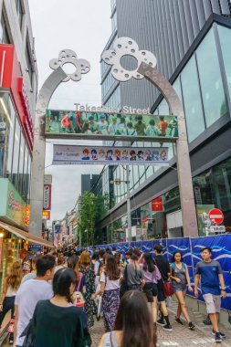 Tokyo, Japonya - 26 Temmuz 2017: Harajuku işareti. Ünlü moda alışveriş caddesi Harajuku olduğunu