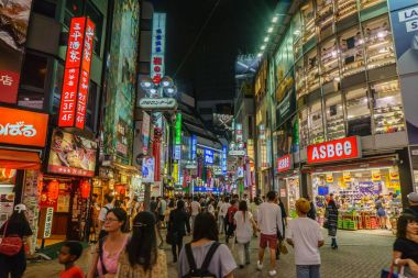 Tokyo, Japonya - 26 Temmuz 2017: shibuya alışveriş sokak bölgesine Tokyo, Japonya. Shibuya gençler için Japonya moda merkezlerinden biri olarak ve büyük gece hayatı bölgesi olarak bilinen.