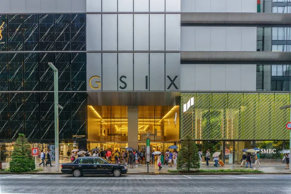 Tokyo, japan - 26. juli 2017: ginza six complex (gsix). das neue kaufhaus, das im giza distrikt in tokyo, japan eröffnet wird — Stockfoto