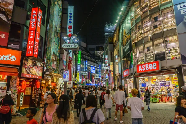 TOKYO , JAPAN - July 26, 2017 : Shibuya shopping street district in Tokyo, Japan. Shibuya is known as one of the fashion centers of Japan for young people, and as a major nightlife area. — Stock Photo, Image