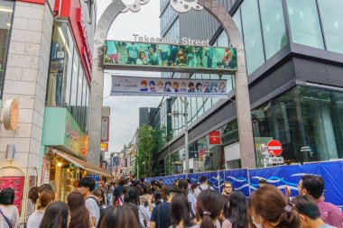 Tokyo, Japonya - 26 Temmuz 2017: Harajuku Takeshita Caddesi, Japan.Takeshita sokak ünlü moda alışveriş caddesi Harajuku İstasyonu'nun yanında olduğunu .