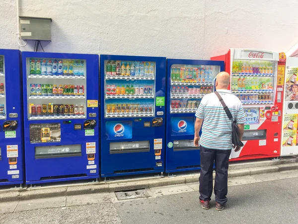 TOKYO, GIAPPONE - 26 luglio 2017: Distributori automatici a Tokio Il Giappone ha il maggior numero di distributori automatici pro capite al mondo con circa una-ventitré persone . — Foto Stock