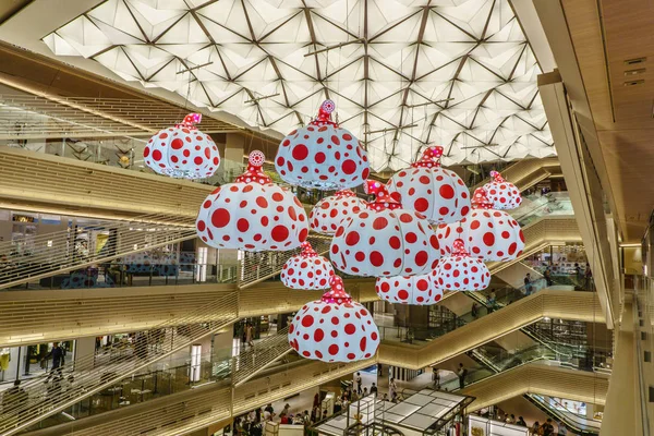 TOKYO, JAPON - 26 juillet 2017 : Des modèles de citrouilles de Kusama Yayoi accrochés au plafond du centre commercial Ginzasix . — Photo