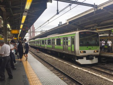 Tokyo, Japonya - 26 Temmuz 2017: Shinjuku tren istasyonu. Shinjuku önemli bölgesinin en büyük tren istasyonu Japonya'da biri ile biridir.
