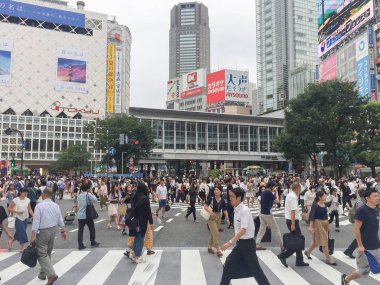 Tokyo, Japonya - 26 Temmuz 2017: Yayalar Shibuya Crossing: Tokyo, Japan, çapraz.